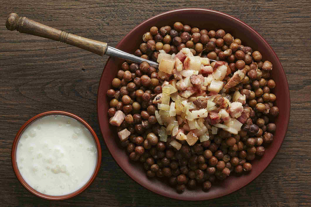 Grey peas and speck